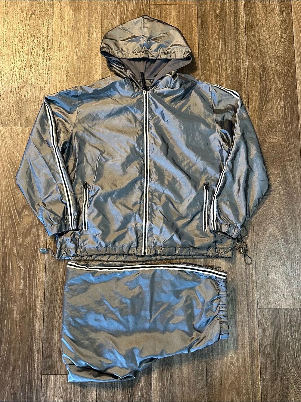 EVR Sport silver metallic nylon windbreaker zipper leg opening Sz M 90s Y2K